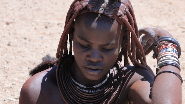 Himbas schmücken sich mit selbstgefertigten Lederhalsketten und Messingringen